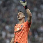 Goleiro Fábio supera Peter Shilton e assume recorde mundial de partidas disputadas
