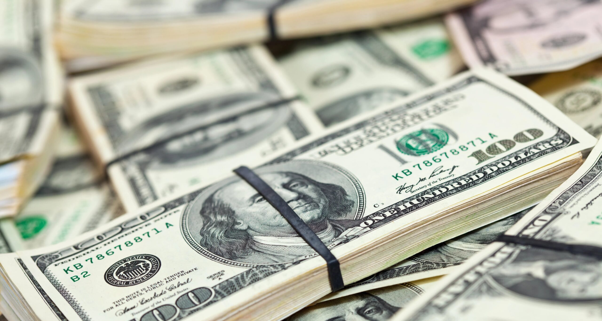 Dólar mantém leve oscilações enquanto Ibovespa sobe em meio a expectativas sobre juros nos EUA - Imagem do artigo