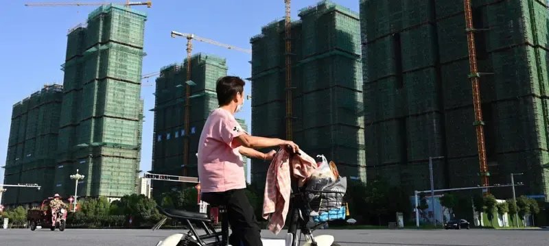 Evergrande é excluída da Bolsa de Hong Kong e aprofunda crise do setor imobiliário chinês - Imagem do artigo