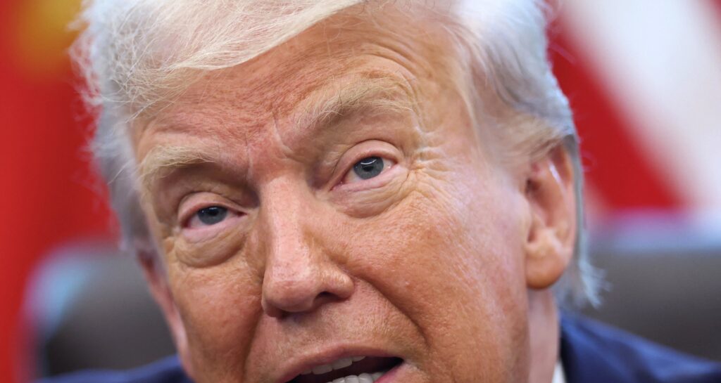 Trump ameaça impor tarifa de 200% se China não liberar ímãs aos EUA
