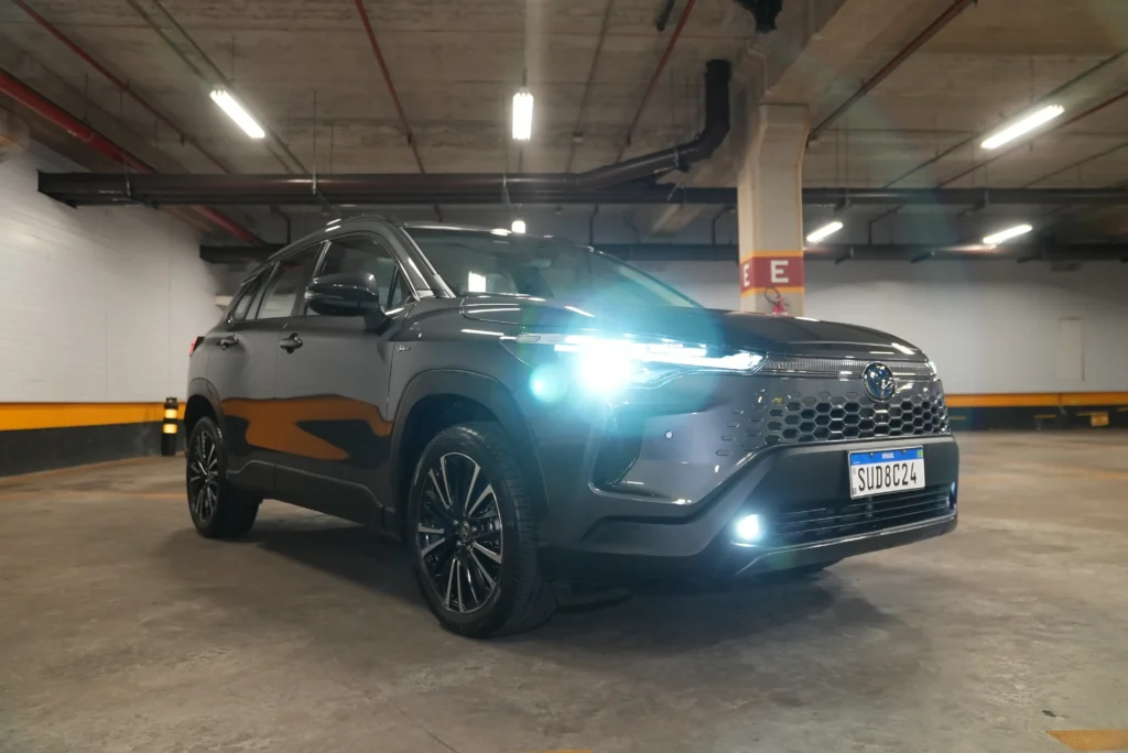 Corolla Cross Hybrid 2026 ganha equipamentos, mas ainda perde em potência para rivais chineses