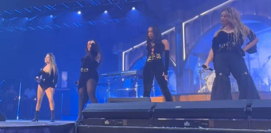 Após 7 anos longe dos palcos, Fifth Harmony faz primeira performance sem Camila Cabello.