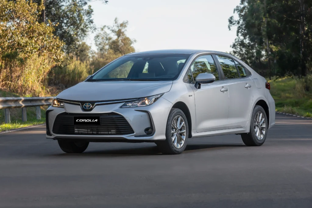 Toyota lança Corolla GLi Hybrid flex por R$ 189 mil e amplia linha eletrificada