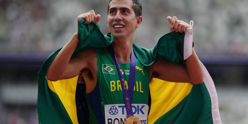 Caio Bonfim conquista ouro nos 20 km da marcha atlética em Tóquio