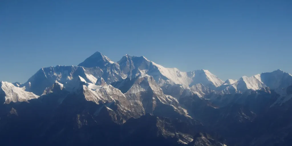 Cerca de 200 alpinistas ficam retidos no Monte Everest
