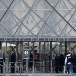Roubo no Louvre faz desaparecer peças históricas de Napoleão