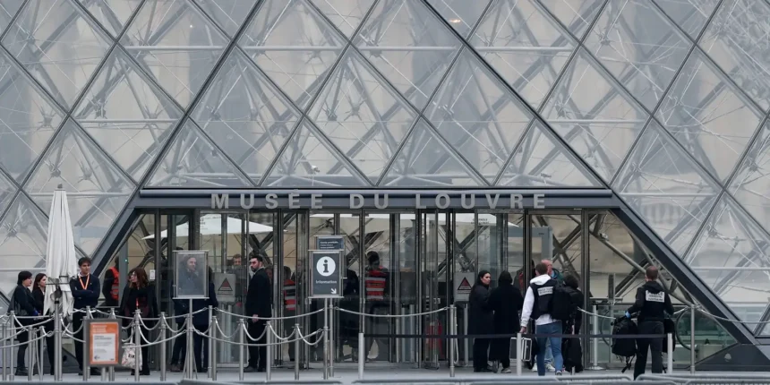 Louvre reabre ao público após roubo milionário e registra longas filas