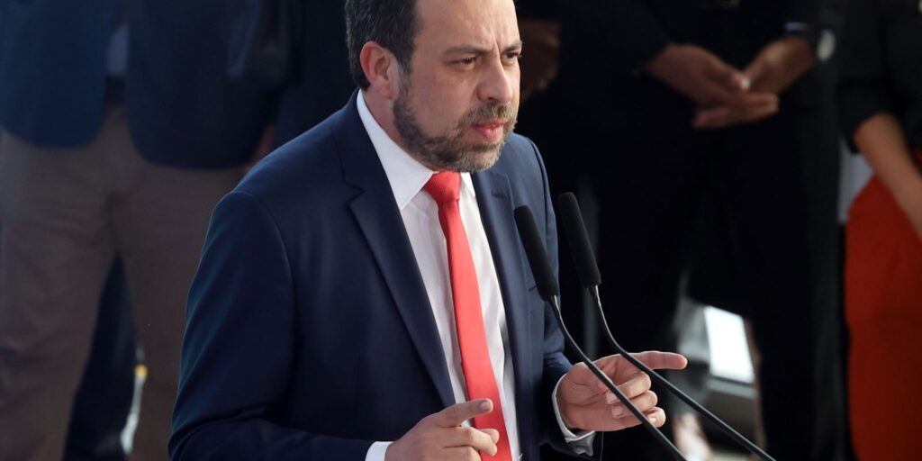 Boulos assume ministério e promete “colocar o governo na rua”