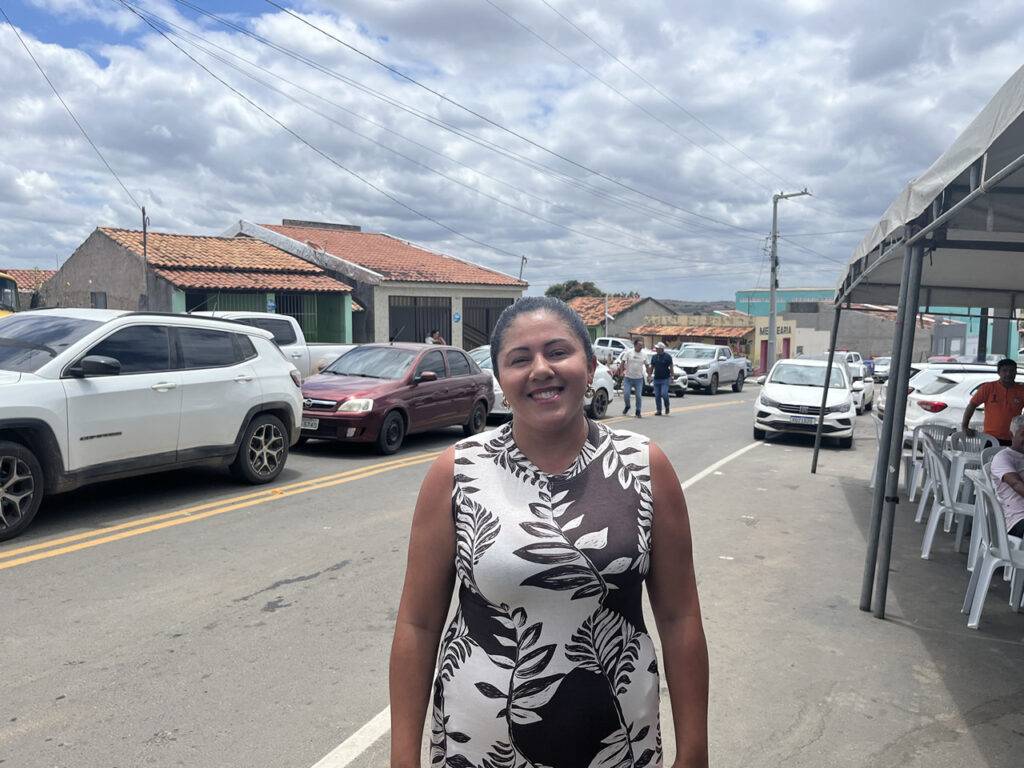 A comerciante Daniela dos Santos Silva, de Gararu, destaca os impactos positivos da nova obra no cotidiano da comunidade