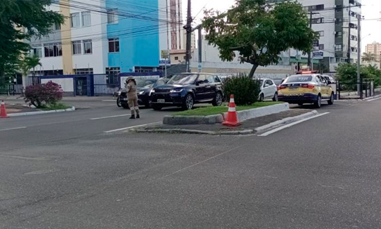 Falta de energia paralisa semáforos e complica trânsito na avenida Francisco Porto, em Aracaju