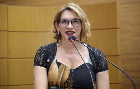 Três pessoas são indiciadas por transfobia e ameaças contra deputada Linda Brasil