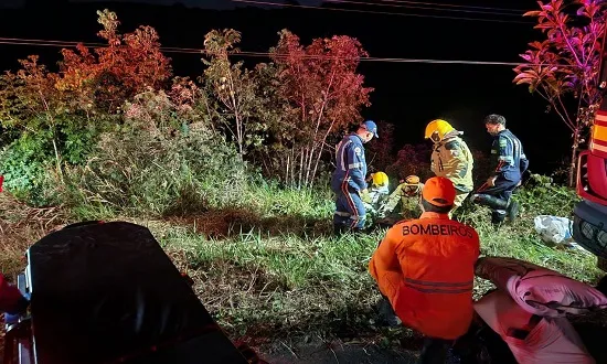 Mulher fica ferida após carro despencar de ribanceira na SE-368, em Santa Luzia do Itanhy