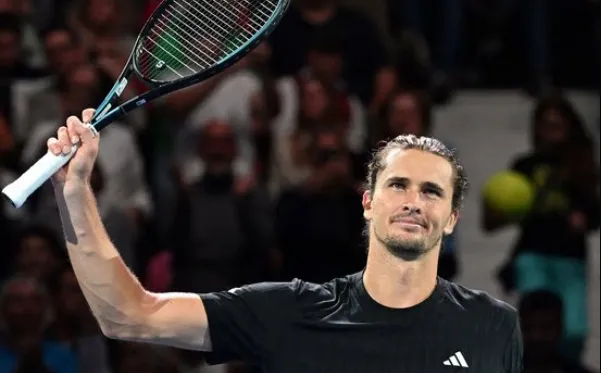 Zverev supera Shelton na estreia e larga na frente no ATP Finals 2025