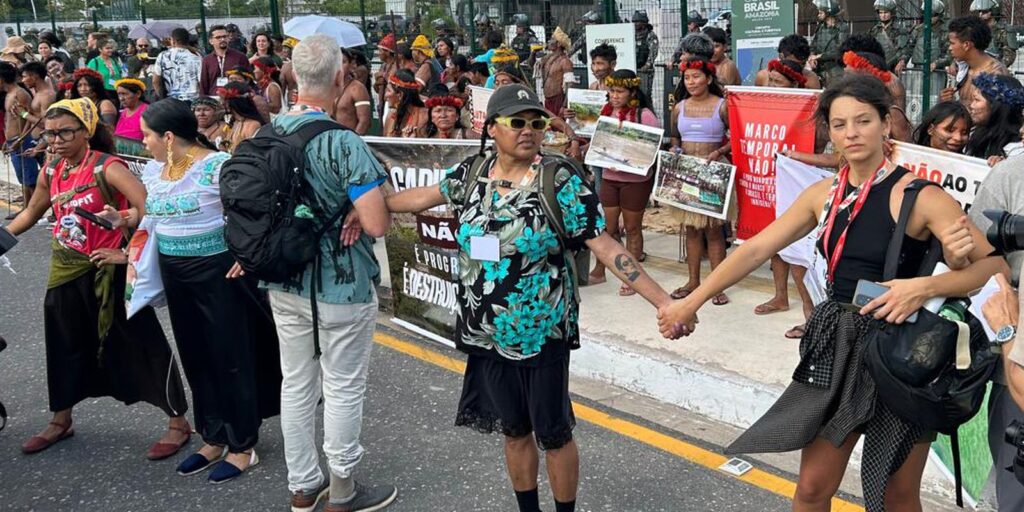 Munduruku protestam na COP30 contra transformar a floresta em negócio