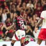 Flamengo goleia Bragantino no Maracanã e fica a um passo do título brasileiro