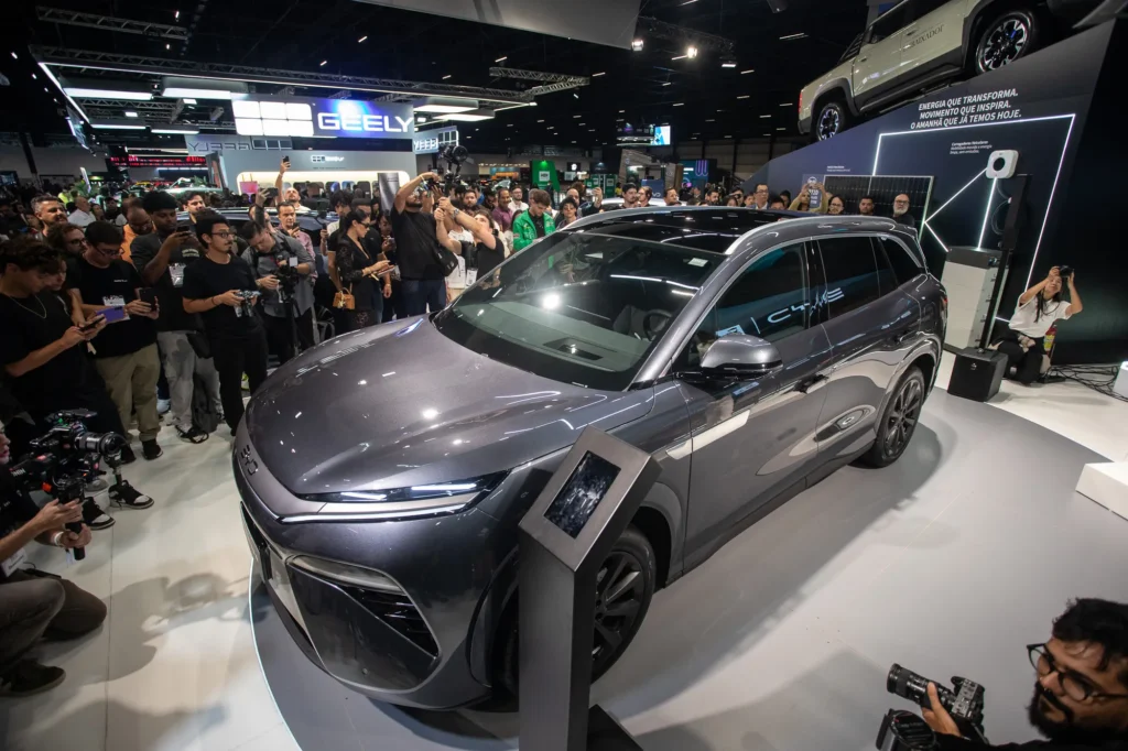 BYD Atto 8 desembarca no Brasil por R$ 399.990 e promete 150 km no modo elétrico