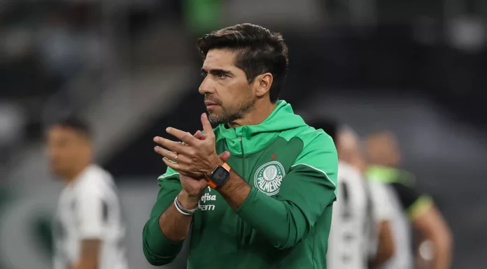 Abel Ferreira confirma permanência no Palmeiras e acerta bases para renovar até 2027