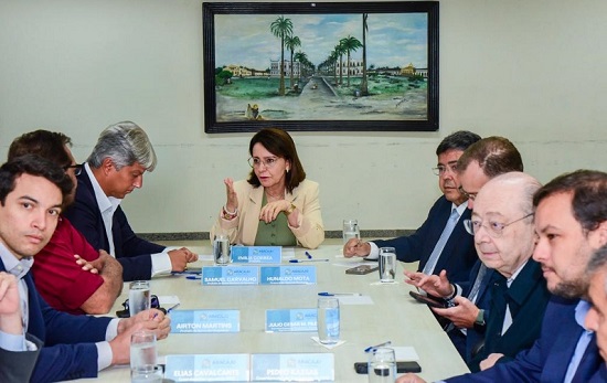 Prefeita Emília Corrêa diz que ata de compra dos ônibus elétricos é legal e já está sob análise