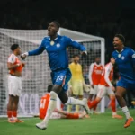 Chelsea resiste com um a menos e segura empate diante do líder Arsenal em Stamford Bridge