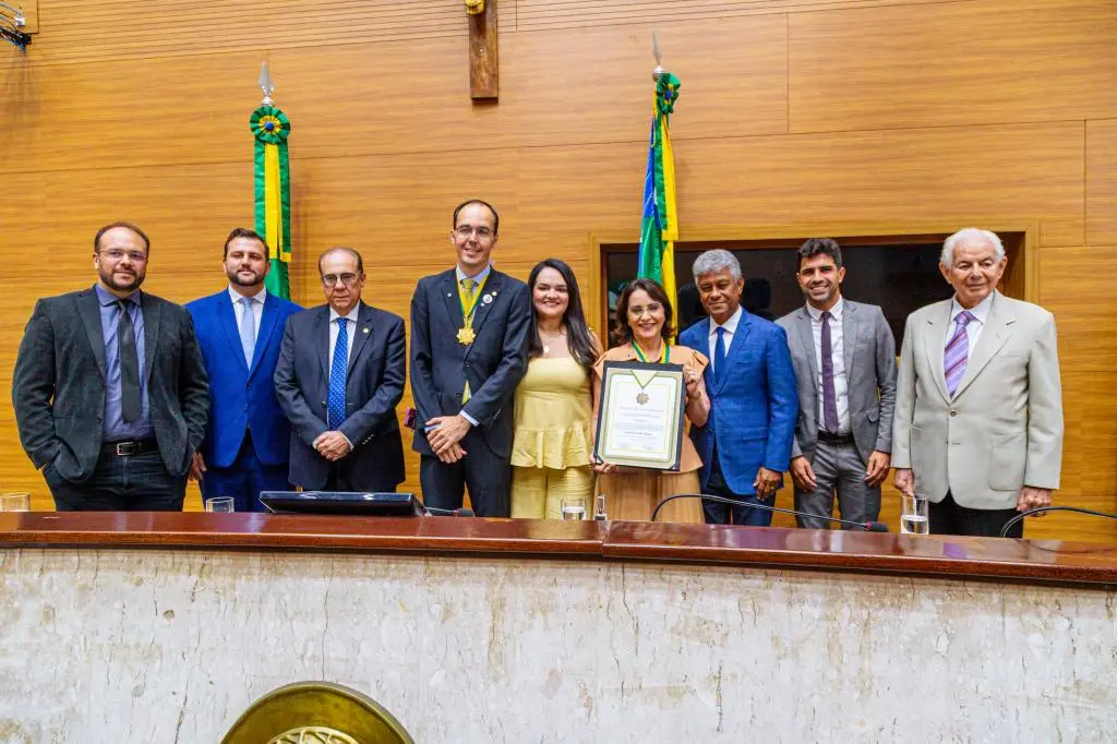 Prefeita Emília Corrêa recebe Medalha da Ordem do Mérito Parlamentar na Alese