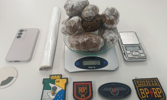 Radiopatrulha detém dupla por tráfico de drogas no bairro Porto Dantas, em Aracaju