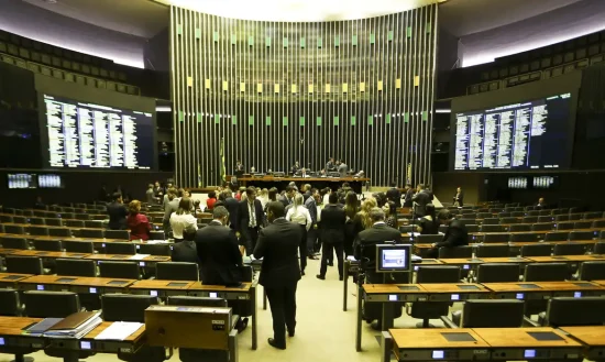 Câmara dos Deputados aprova PEC que isenta IPVA de veículos com 20 anos ou mais