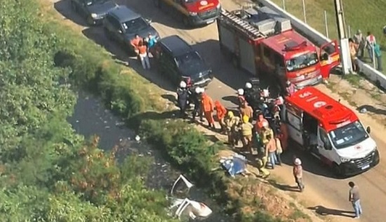 Motorista morre após carro despencar em canal no bairro Jabotiana, em Aracaju