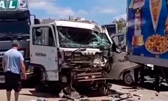 Engavetamento com quatro veículos fere passageiro na BR-101 em Japaratuba