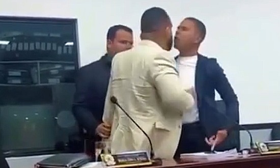 Sessão na Câmara de Tomar do Geru termina em empurrões entre vereadores do PSD