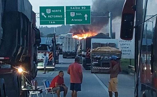 Carreta tomba e pega fogo, bloqueando a BR-101 em Capela