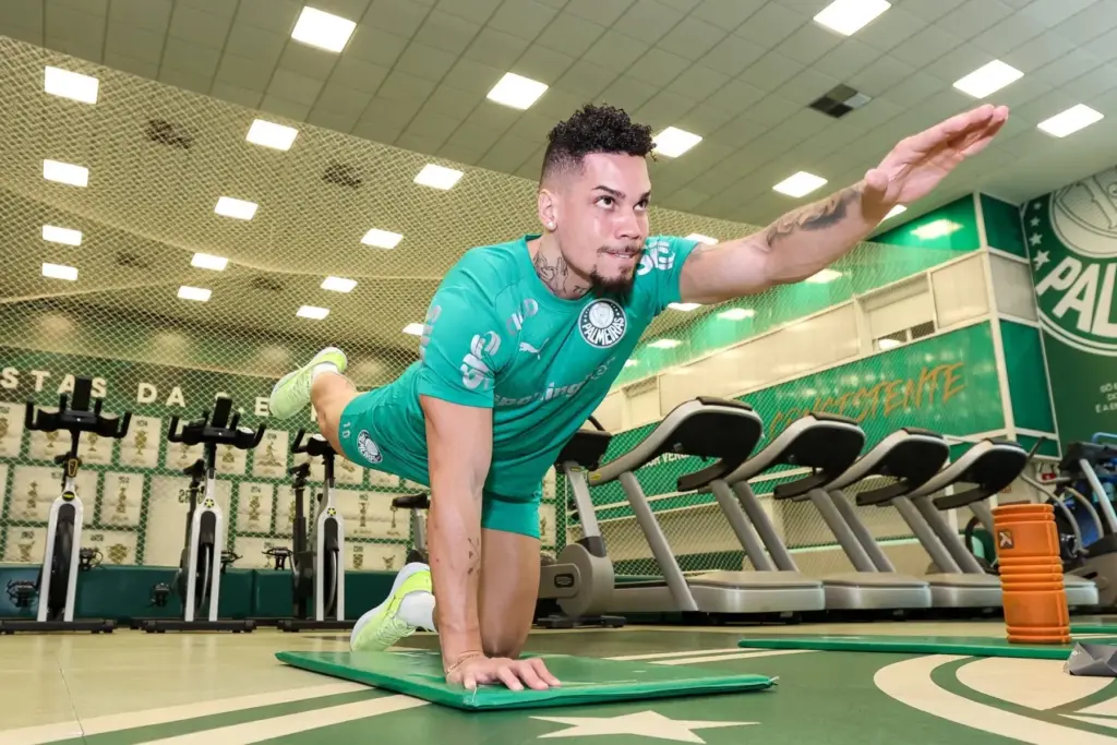Recuperação de Paulinho avança, mas atacante segue sem previsão de volta ao Palmeiras