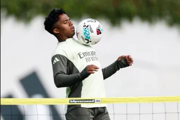 Gabigol aposta em destaque de Endrick no Lyon e prevê “show” do atacante