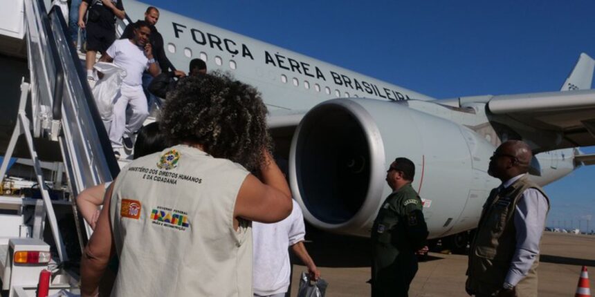 Novo voo traz de volta ao país brasileiros deportados dos Estados Unidos