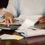 empresario trabalhando com contas