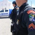 Força Tática do 8º BPM recolhe maconha abandonada após fuga de motociclista em Aracaju