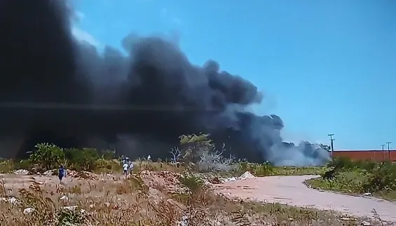 Incêndio atinge pátio do Batalhão da Polícia Rodoviária Estadual no bairro Capucho, em Aracaju