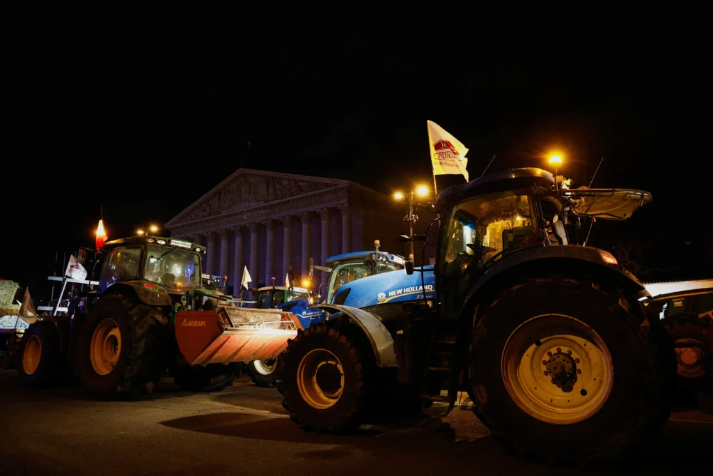 Agricultores franceses voltam a ocupar Paris com tratores contra acordo UE-Mercosul