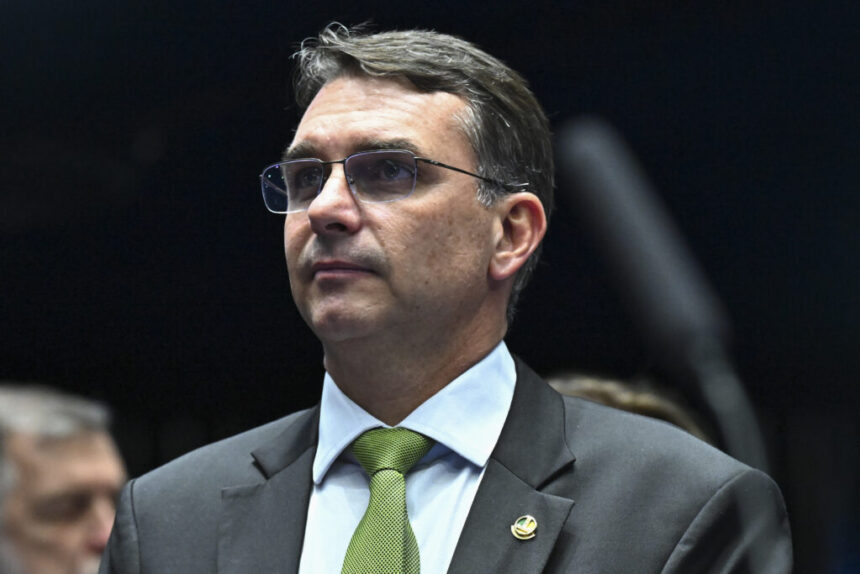 Empate de 45%: Lula e Flávio Bolsonaro dividem intenção de voto em simulação de 2º turno