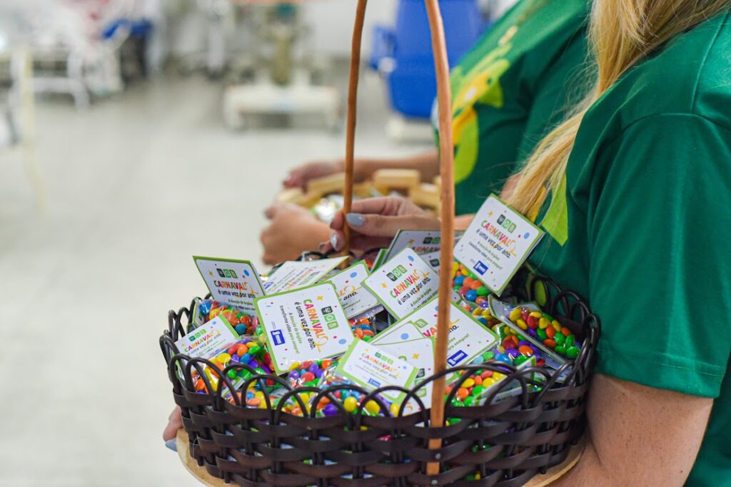 Carnaval solidário colore ala pediátrica do Huse e ameniza rotina de internação