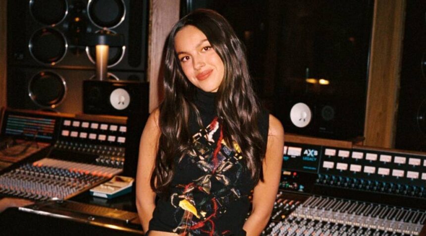 Produtor confirma que Olivia Rodrigo está finalizando o terceiro álbum da carreira.