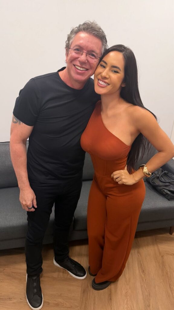 Boninho reencontra Isabelle Nogueira e Arthur Aguiar em evento com ex-BBBs em São Paulo