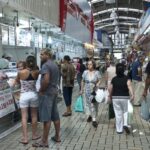 consumidores em supermercado