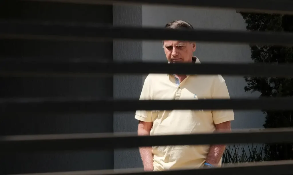 Defesa corre para provar que Bolsonaro ignorava vídeo do filho