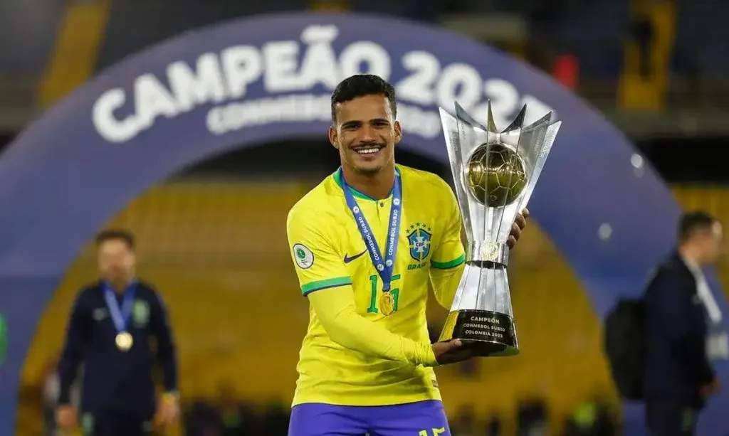 Lesão de Alex Sandro faz Ancelotti chamar Kaiki às pressas