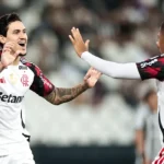 Flamengo faz 3 a 0 no Botafogo, encosta no líder e agrava crise alvinegra
