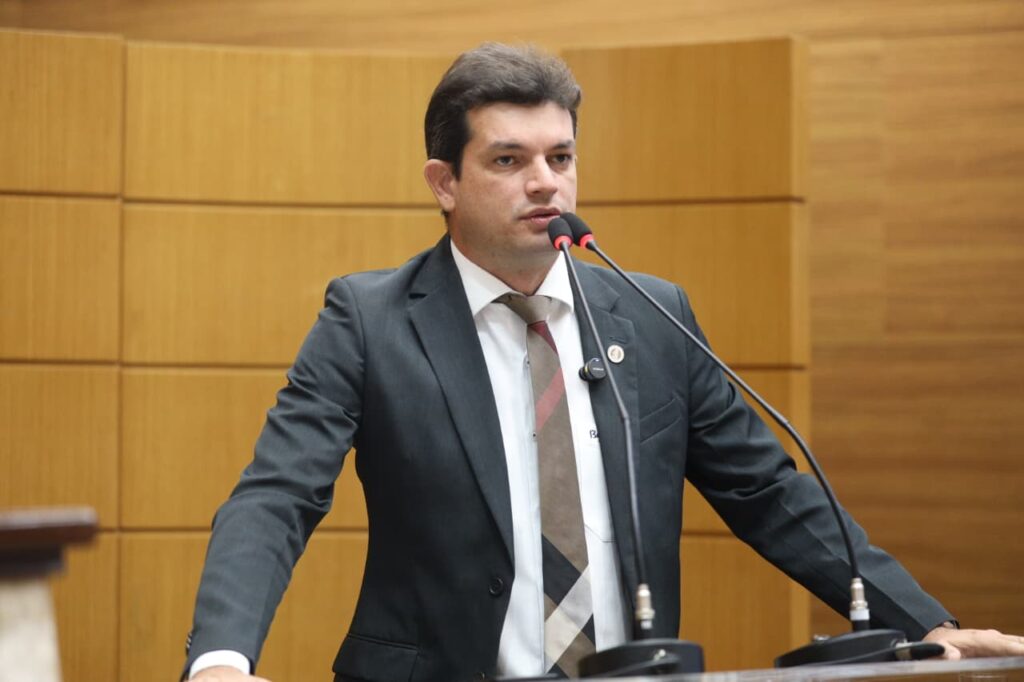 Deputado Paulo Júnior pede prioridade a PL sobre carregadores de veículos elétricos em condomínios