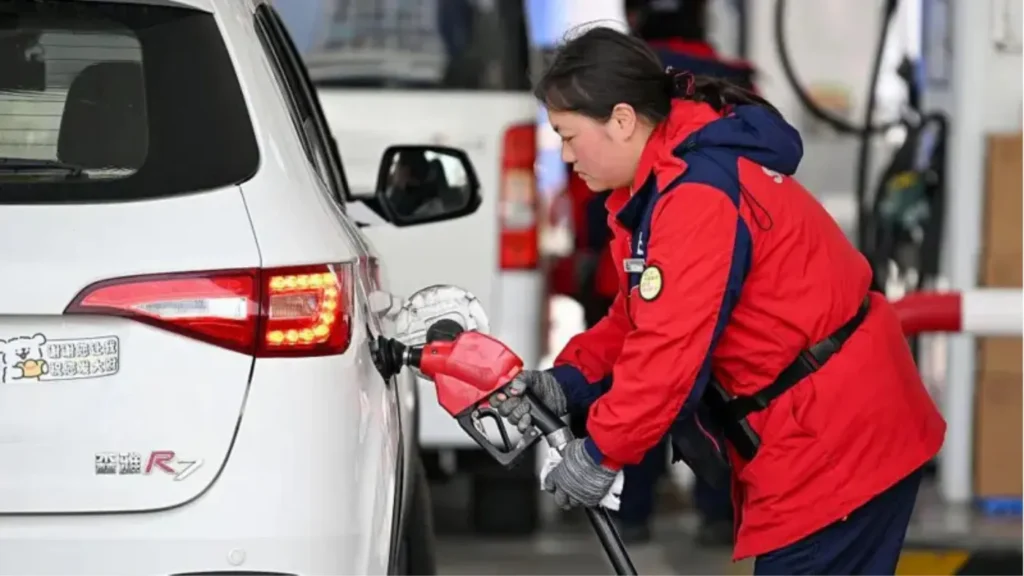 China guarda 900 mi de barris e testa força na crise do petróleo