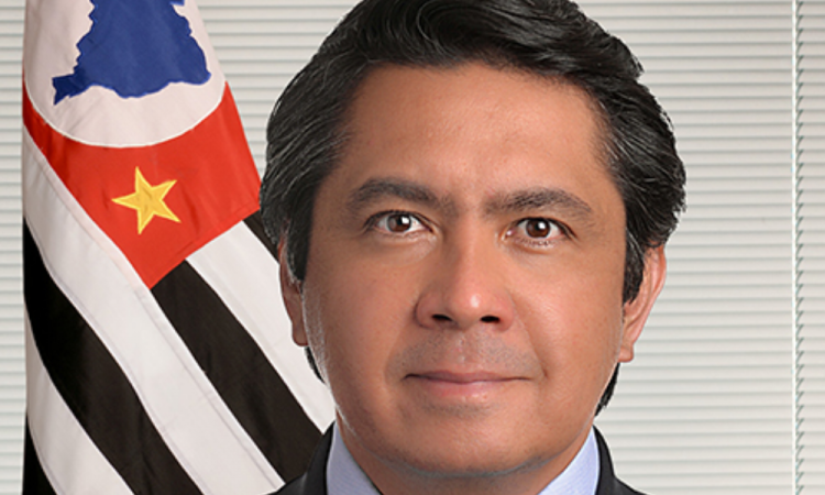 Senador foge da PM com CNH vencida e quase atropela policial
