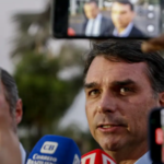 Moraes libera Flavio, mas barra Renan e Carlos junto a Bolsonaro