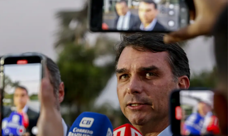 Moraes libera Flavio, mas barra Renan e Carlos junto a Bolsonaro